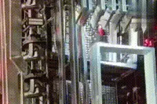 张杰演唱会中升降机脱落！手部缝针、腰椎骨裂…图片