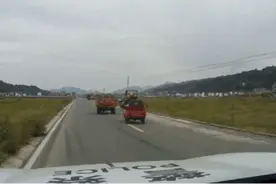 神操作！车辆竟在公路上快速拖拽三轮车！| 知危险会避险图片