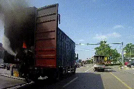 吓坏！闹市街头惊现真“火车”！民警立即追赶截停图片