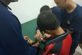 浏阳“熊孩子”捡到一副玩具手铐，结果将弟弟铐进了消防站……图片