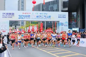 太刺激，赢了1秒！今天建德马拉松半程终点线前有场冲刺对战，一个中学老师拿下第一图片