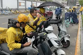 外卖骑手为你我送餐，他们在哪儿吃饭？图片