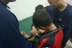 小姐弟捡到一副玩具手铐，结果姐姐把弟弟”铐“进了消防站图片