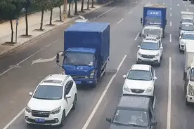 小货车→搅拌车→三轮车→消防车，这场接力漂亮图片