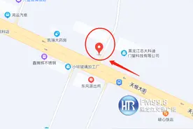 惊魂！哈市一货车撞断路灯杆后逃离，四台私家车受损图片