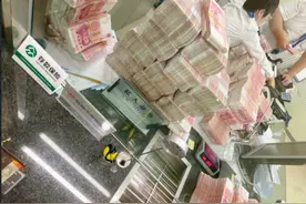 大V嫌服务差怒取500万？上海银行：经初步核查，网点人员未违反服务要求图片