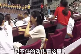 学生比赛，老师能有多投入？网友：我是被你们老师笑输的图片