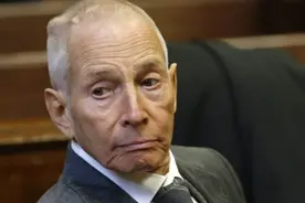 “杀妻杀友杀邻”！美国富豪罗伯特·德斯特14日被判终身监禁，两天后被爆感染新冠图片