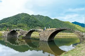 江西婺源 三眼石桥醉客来图片