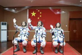 中国航天员在太空中如何理发？图片