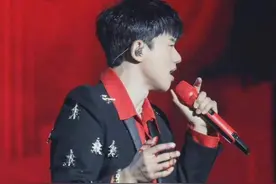 张杰演唱会受伤后发文报平安：手部已缝针，轻微“腰椎横突骨裂”图片