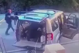 倒霉蛋！澳大利亚男子搬运酒桶被喷一身啤酒整个湿透图片