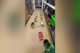 美国一名快餐店工作人员为走红在食物上行走 将肉类摆在马桶上图片