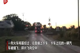 美国一列火车撞上卡在铁道口的卡车 司机奇迹般没受伤图片