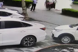 三轮车行驶中自燃  银行员工化身火场“逆行者”图片