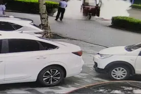 三轮车行驶中自燃  银行员工化身火场“逆行者”图片