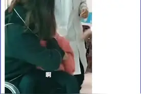 为母要学点急救，热搜#孩子发烧抽搐妈妈塞手指防止舌咬伤#的警示图片