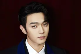 许凯别致剪裁西装绅士优雅 眉眼深情动人似含银河图片