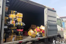 一场直播卖万单，村里的这对小夫妻直播卖货忙图片