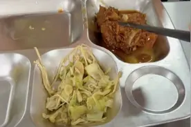 老师开玩笑夹走学生的排骨，却被下一幕暖到了！网友：双向奔赴的爱图片