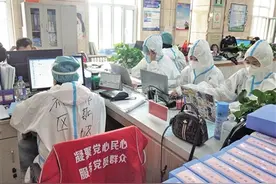 担当使命坚守防疫一线的基层“逆行者”图片
