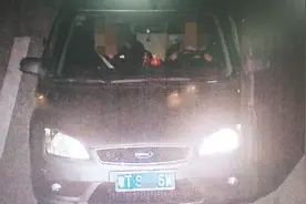 两男子醉驾高速上轮流开车，出高速时找不到收费卡双双被抓图片