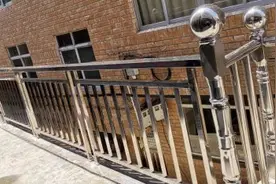 温州一村民投诉后邻居加高村道并私自安装护栏，自家一楼成“地下一层”图片