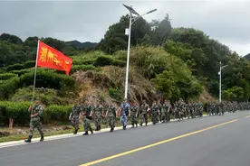 磨意志立标杆，潮州军分区开展战备拉练图片