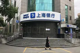 快评丨不满银行服务怒取500万现金，就没别的招了？图片