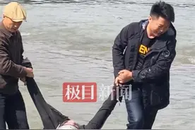 安徽两老人骑车过网红打卡漫水桥落水，游客合力救起图片