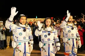 母亲借钱送他“起飞”、“樱桃”村走出航天女神…三位宇航员光环背后的故事图片