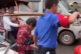 暖心！丰城一城管帮卖菜老人挑担找位摆摊 引网友点赞图片