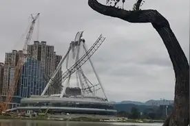 福州一在建摩天轮倒塌，目击者：一声巨响后骨架开始掉落视频封面