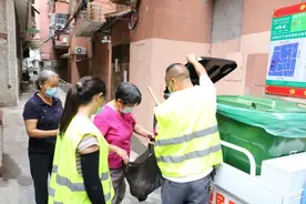 嘀嘀！老社区里来了垃圾回收便民车图片
