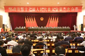 聚焦云浮区县两会丨郁南县十七届人大一次会议开幕，同心绘蓝图谱新篇图片