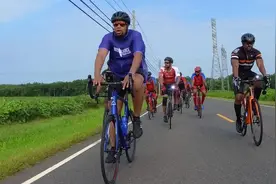 飞来横鹿！一头鹿从路旁窜出撞翻自行车骑手图片