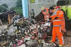 大妈误把万元现金扔掉！环卫工人翻了6吨垃圾找到……图片