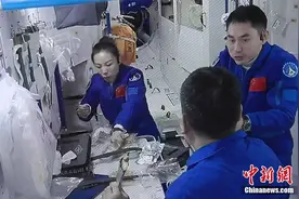 神舟十三号航天员乘组成功开启货物舱舱门 3人围在一起用餐图片
