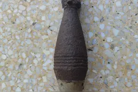 男孩挖蚯蚓时竟挖出来个炮弹，警方紧急出动图片