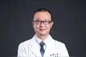 雨夜成都街头，武汉医生突然跪下，只为了挽救生命图片