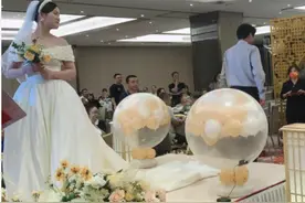 新娘含泪目送父亲背影离去，从此父家是娘家图片