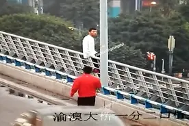 假装通话，悄悄靠近，民警上班途中一把将跳桥男子拉回图片