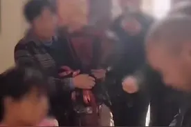 18岁残疾女孩订婚时面无表情，哥哥：妹妹不同意，已退婚图片