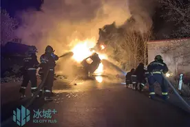 凌晨，三辆货车追尾，油箱爆炸起火……图片