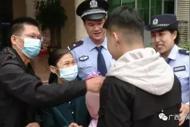 南宁一对失散母子终于团聚，这个拥抱迟到了15年图片