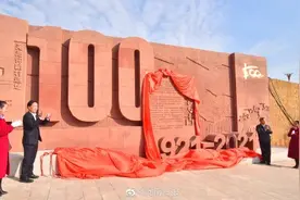 父女同上百年考古墙图片