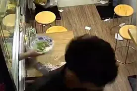 手机“泡汤”水管爆裂！吃面一波三折 小哥哥佛系面对：是我太倒霉了图片