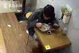 吃碗面一波三折 小哥哥佛系面对：是我太倒霉了图片