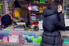 女子在景区买饼干遭猴子飞扑上身疯抢，网友笑哭：师傅快念紧箍咒图片
