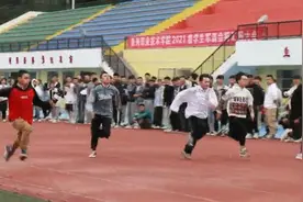 高校摄像师狂奔快过运动员，同事笑称跑步才是他的主业视频封面